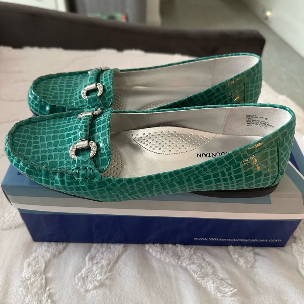 Women’s Emerald Loafers - like new!
